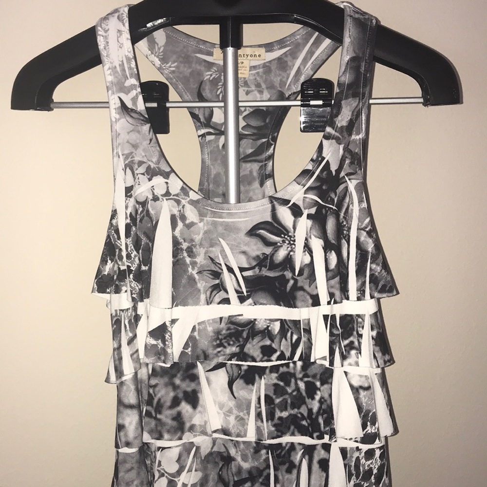 Black and white floral top size S/P